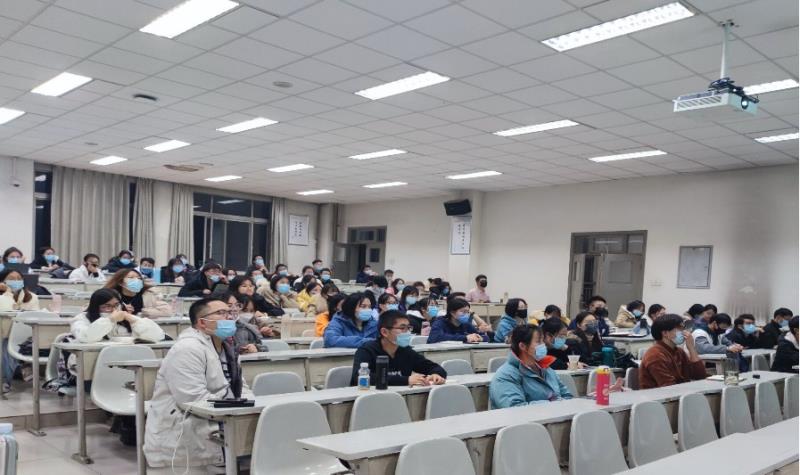 现场同学认真聆听800.jpg